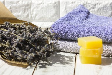 Doğal lavanta sabun ve banyo tuzu, Fransız petrol ve beyaz ahşap zemin üzerinde havlu