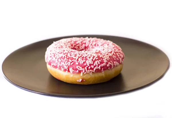 Ярко Розовый Пончик Черной Керамической Пластине Белом Фоне — стоковое фото