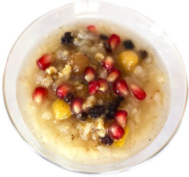 Kuruyemiş ve nar taneleri ile haşlanmış hububat gelen Türk tatlı sebzeli Aşure