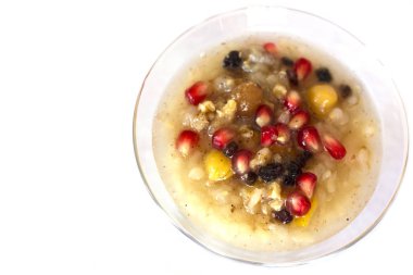 Kuruyemiş ve nar taneleri ile haşlanmış hububat gelen Türk tatlı sebzeli Aşure