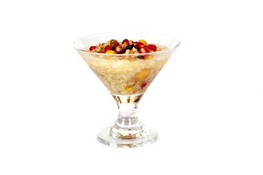 Kuruyemiş ve nar taneleri ile haşlanmış hububat gelen Türk tatlı sebzeli Aşure