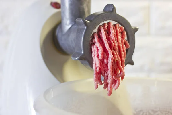Process of fresh red meat grinding from a mincing machine