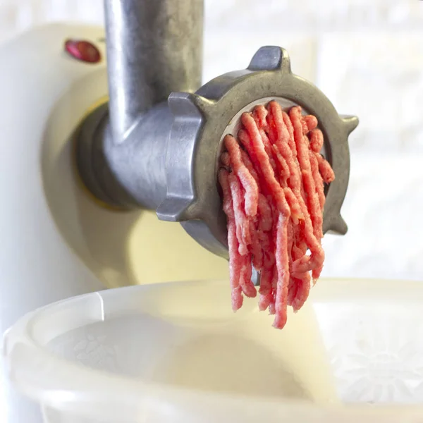 Process of fresh red meat grinding from a mincing machine