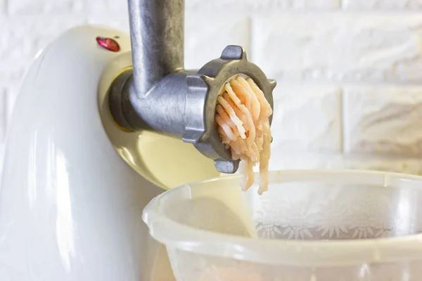 Process of fresh chicken meat grinding from a mincing machine