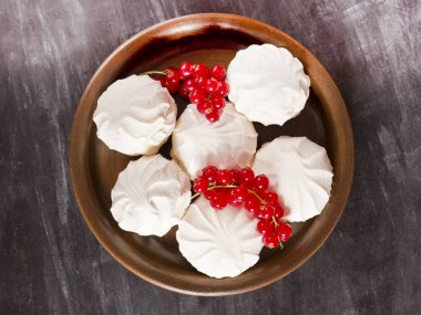 Taze kırmızı kuş üzümü ve beyaz Marshmallow
