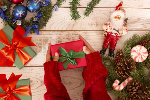 Díszdobozban Egy Lány Kezében Megnyitása Bemutatja Karácsonyi Háttér — Stock Fotó