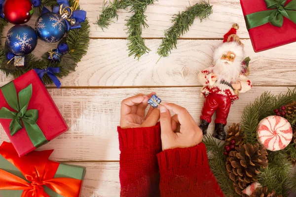 Подарочная Коробка Руках Девушки Открытые Подарки Рождественский Фон — стоковое фото