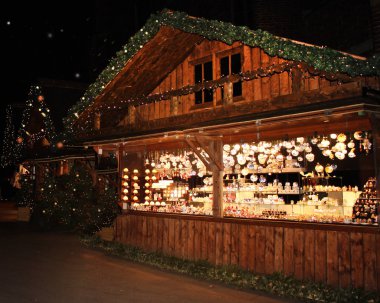 Işıklı Noel Pazar adil kiosk. Bir mulled şarap, Noel ağaçları ve zencefilli kurabiye satışı