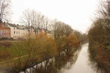 Luneburg, Almanya - 10.12.2017: Ortaçağ geleneksel Avrupa evleri ve Ilmenau Nehri. Kış Avrupa