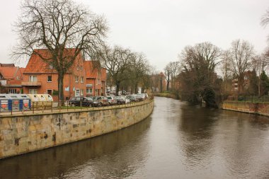 Luneburg, Almanya - 10.12.2017: Ortaçağ geleneksel Avrupa evleri ve Ilmenau Nehri. Kış Avrupa