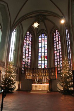 Luneburg, Almanya - 10.12.2017: Noel sunak Katolik Kilisesi ve vitray arkasında