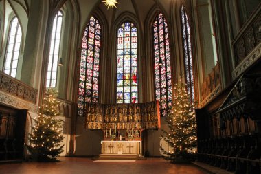 Luneburg, Almanya - 10.12.2017: Noel sunak Katolik Kilisesi ve vitray arkasında