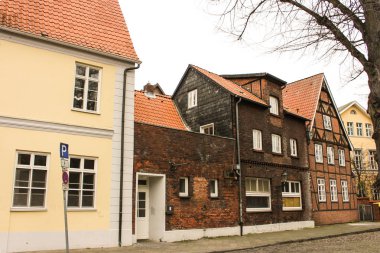 Luneburg, Almanya - 10.12.2017: Ortaçağ geleneksel Avrupa evler taş döşeme. Avrupa'nın kış