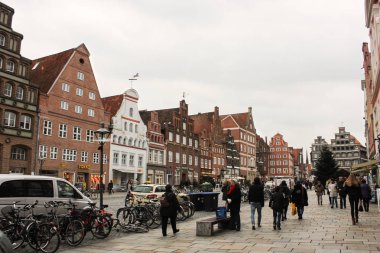 Luneburg, Almanya - 10.12.2017: Ortaçağ geleneksel Avrupa evler taş döşeme. Avrupa'nın kış