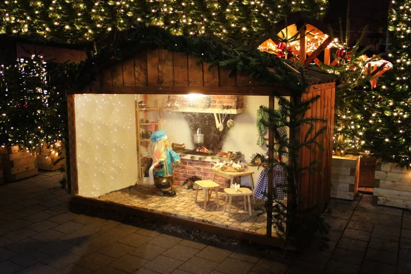 Beleuchteter Weihnachtsmarkt Kiosk Verkauf Von Glühwein Weihnachtsbäumen Und Lebkuchen — Stockfoto