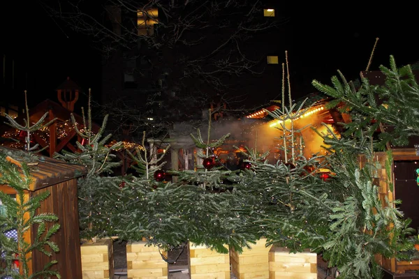 Рождественский Рынок Германии Продажа Елки Вечерней Улице — стоковое фото
