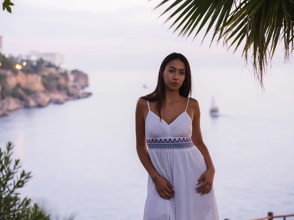 Hermosa Chica Morena Vestido Blanco Esperando Cerca Del Mar Atardecer —  Fotos de Stock