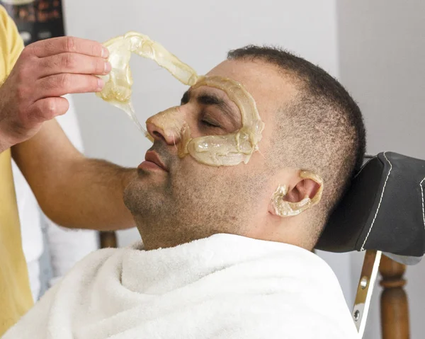 Epilasyon. Türkiye'de epilations sugaring adamın yüzünü