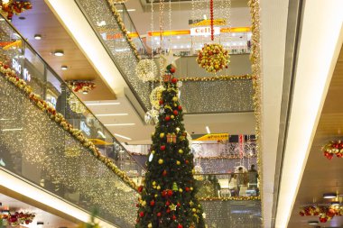Noel ve yılbaşı dekorasyonu topları ve Noel ağacı bir alışveriş merkezi - Antalya, Türkiye - 12.01.2018