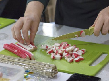 Yengeç sopa yeşil kartı üzerindeki eller kesin