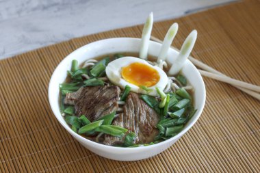 Taze soğan, haşlanmış yumurta ve kızarmış et ramen çorbası