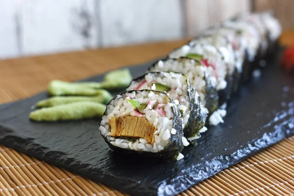 Rotoli Giapponesi Con Cetriolo Granchi Frittata Lavagna Nera Con Wasabi — Foto Stock