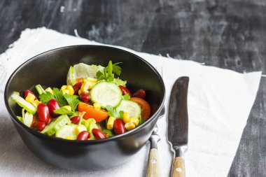 Vejetaryen salata kırmızı Meksika fasulye, Mısır, roka, domates ve zeytin yağı