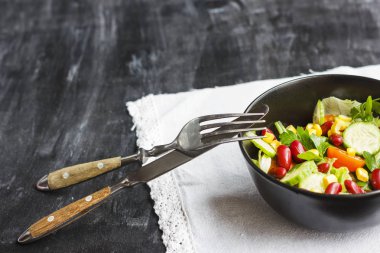 Vejetaryen salata kırmızı Meksika fasulye, Mısır, roka, domates ve zeytin yağı