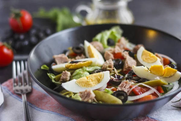 Ton balığı, yeşil fasulye, fesleğen ve taze sebze Nisuaz salatası