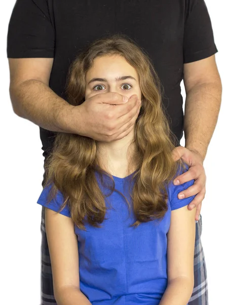 Çocuk istismarı, Aile içinde şiddet. Adam kızın ağzını eliyle kapatır.