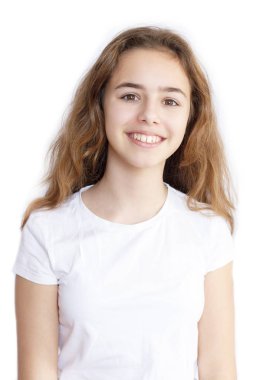 İçinde beyaz t-shirt kameraya gülümseyen güzel genç kız