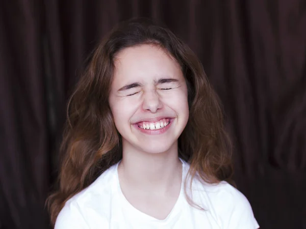 Pretty Teenager Girl Long Hair Makes Very Funny Face Laughing — Stock Photo, Image