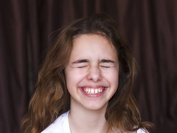 Красивая Девушка Подросток Длинными Волосами Делает Смешное Лицо Смеется Закрытыми — стоковое фото