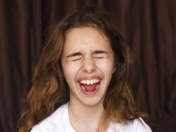 Guapa Adolescente Con Pelo Largo Hace Muy Divertido Cara Riendo — Foto de Stock