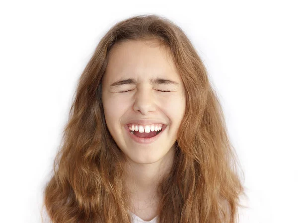 Menina Bonita Adolescente Com Cabelos Longos Faz Cara Muito Engraçada — Fotografia de Stock