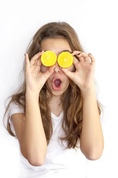 Όμορφο Έφηβο Κορίτσι Που Καλύπτει Μάτια Της Μια Κομμένα Λεμόνια — Φωτογραφία Αρχείου