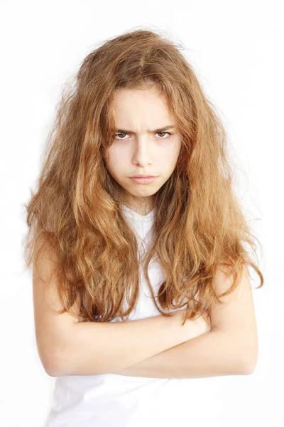 長い髪の毛をかなりティーンエイ ジャーの女の子は 非常に怒っている変な顔 — ストック写真