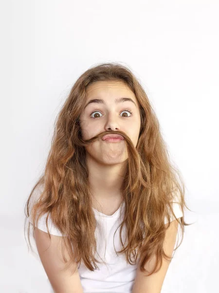 Teenie Mädchen Albern Herum Und Machen Schnurrbart Aus Ihrem Haar — Stockfoto