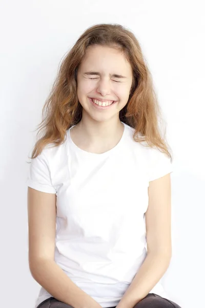 Hübsches Teenager Mädchen Mit Langen Haaren Macht Sehr Lustiges Gesicht — Stockfoto