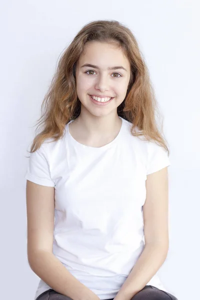 Menina Adolescente Bonita Branco Shirt Sorrindo Para Câmera — Fotografia de Stock