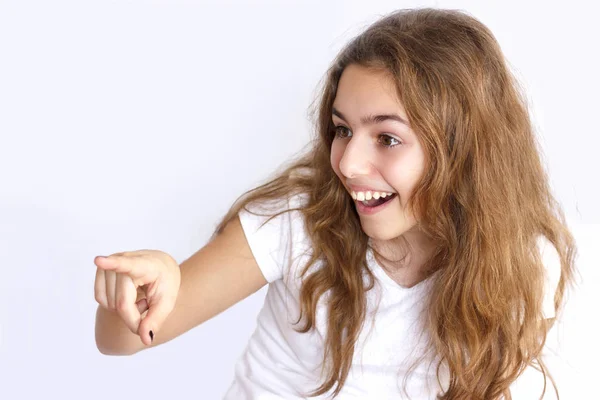 Tiener Meisje Lacht Verwijst Naar Iets Met Haar Vinger — Stockfoto