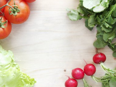 Ahşap oyun tahtası - turp, marul, roka, domates taze sebze