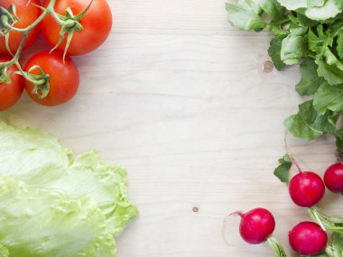 Ahşap oyun tahtası - turp, marul, roka, domates taze sebze