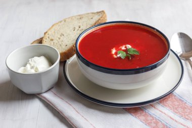 Geleneksel kırmızı pancar çorbası - borsch. Vejetaryen yiyecekler