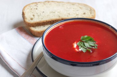 Geleneksel kırmızı pancar çorbası - borsch. Vejetaryen yiyecekler