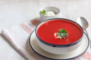 Geleneksel kırmızı pancar çorbası - borsch. Vejetaryen yiyecekler