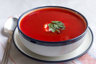 Geleneksel kırmızı pancar çorbası - borsch. Vejetaryen yiyecekler