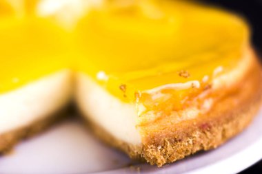 Limonlu cheesecake bir limon kabuğu ile dekore edilmiş kapatmak. Seçici odak