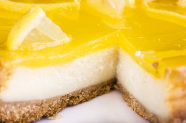 Limonlu cheesecake bir limon kabuğu ile dekore edilmiş kapatmak. Seçici odak