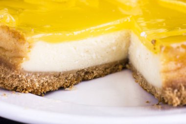 Limonlu cheesecake bir limon kabuğu ile dekore edilmiş kapatmak. Seçici odak